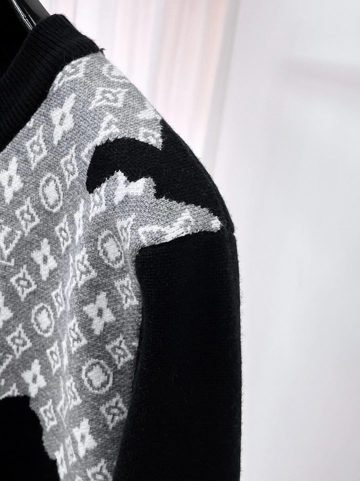🅿️440 LV 2025ss new wool blended round neck long sleeve sweater cardigan bottoming shirt, high-end version! The custom-made fabrics at the counter are highly breathable and comfortable, with impeccable details and brand element design concepts, reflecting high quality. It feels delicate and soft! It presents a casual cut and the upper body shape is great! 🐉Code size: M-3XL